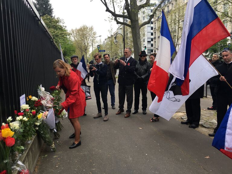 Митинг памяти по погибшим в результате взрыва в метро Санкт-Петербурга у посольства РФ в Париже