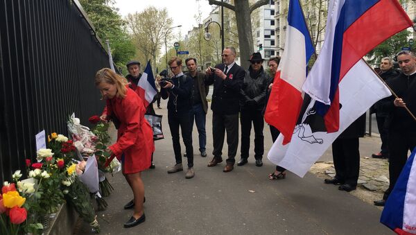 Митинг памяти по погибшим в результате взрыва в метро Санкт-Петербурга у посольства РФ в Париже