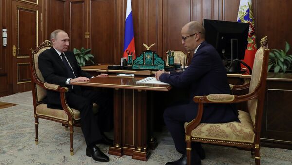 Президент РФ Владимир Путин и секретарь Общественной палаты РФ Александр Бречалов во время встречи. 4 апреля 2017