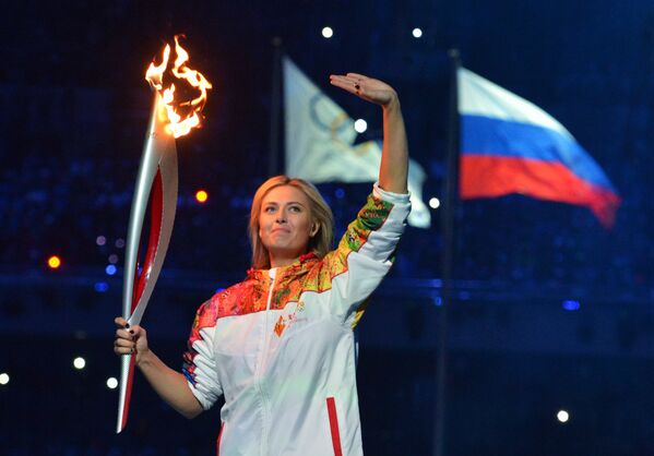 Теннисистка Мария Шарапова участвует в финальном этапе эстафеты Олимпийского Огня на церемонии Олимпийского огня XXII зимних Олимпийских игр