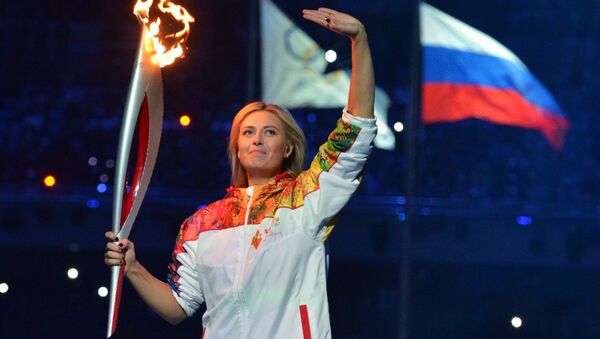 Теннисистка Мария Шарапова участвует в финальном этапе эстафеты Олимпийского Огня на церемонии Олимпийского огня XXII зимних Олимпийских игр