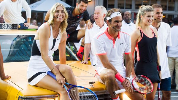 Российская теннисистка Мария Шарапова и швейцарский теннисист Роджер Федерер участвуют в мероприятии Nike Street Tennis Pro в Нью-Йорке, 2015