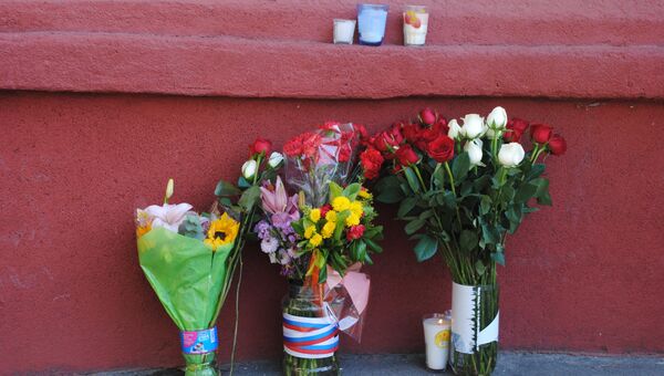 Цветы и свечи у посольства РФ  в Мехико в связи с терактом в метро Санкт-Петербурга