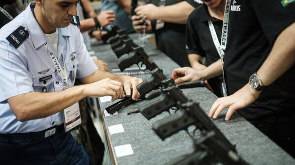 Полуавтоматические пистолеты на выставке LAAD 2017 Defense and Security в Рио-де-Жанейро, Бразилия, 4 апреля 2017
