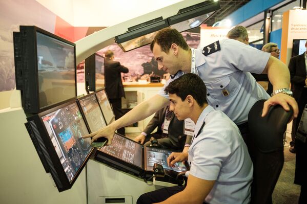 Военно-морские летчики используют симулятор полета во время выставки LAAD 2017 Defense and Security в Рио-де-Жанейро, Бразилия, 4 апреля 2017
