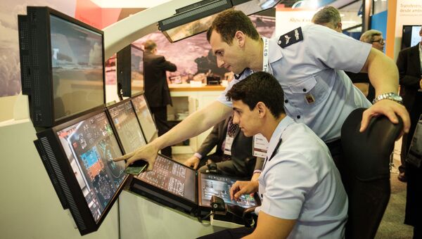 Военно-морские летчики используют симулятор полета во время выставки LAAD 2017 Defense and Security в Рио-де-Жанейро, Бразилия, 4 апреля 2017