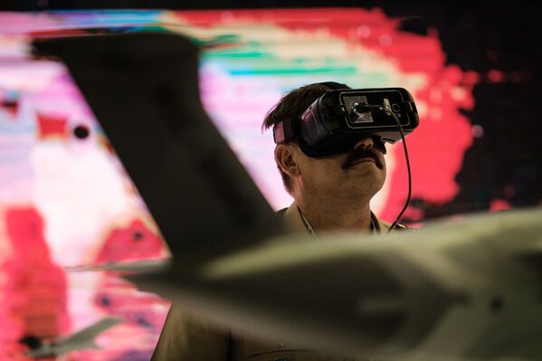 Оптическая система VR на выставке LAAD 2017 Defense and Security в Рио-де-Жанейро, Бразилия, 4 апреля 2017
