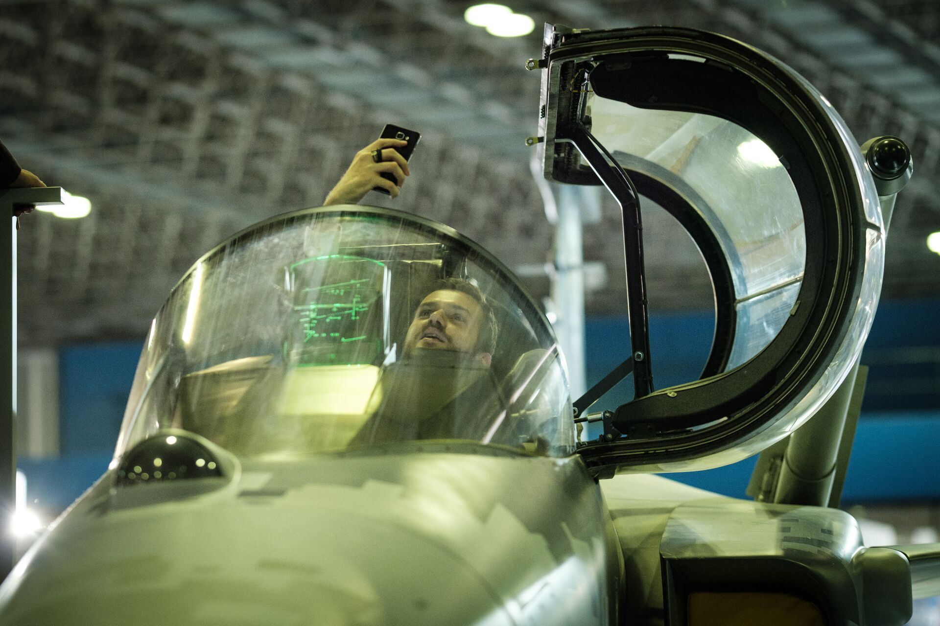 Кокпит шведского самолета-истребителя SAAB Gripen E во время выставки LAAD 2017 Defense and Security в Рио-де-Жанейро, Бразилия, 4 апреля 2017 - РИА Новости, 1920, 20.11.2020