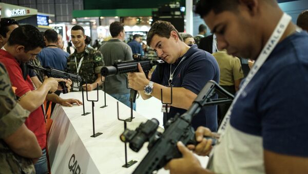 Автоматы Caracal на выставке LAAD 2017 Defense and Security в Рио-де-Жанейро, Бразилия, 4 апреля 2017