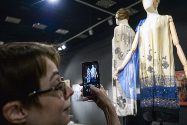Посетительница во время осмотра экспозиции выставки Москва. Мода и Революция в Музее Москвы