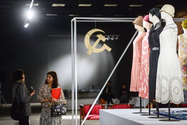 Посетители во время осмотра экспозиции выставки Москва. Мода и Революция в Музее Москвы