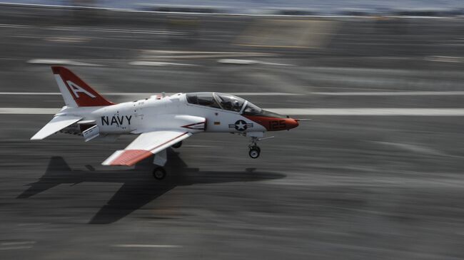 Учебный самолет T-45 Goshawk ВМФ США на палубе авианосца Theodore Roosevelt