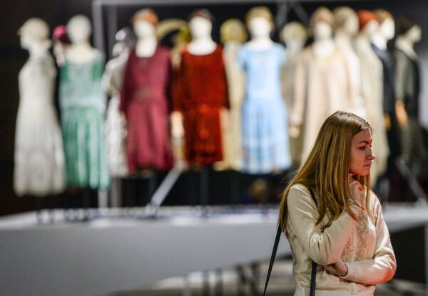 Посетительница на выставке Москва. Мода и Революция в Музее Москвы