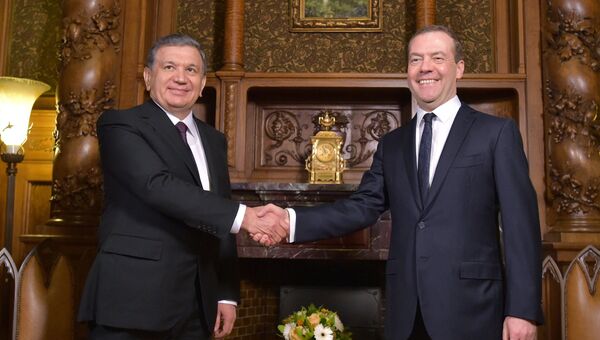 Председатель правительства РФ Дмитрий Медведев и президент Узбекистана Шавкат Мирзиеев. Архивное фото