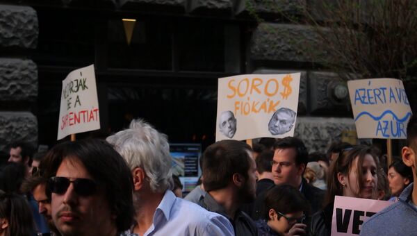 Тысячи венгров протестовали против закрытия университета Сороса в Будапеште