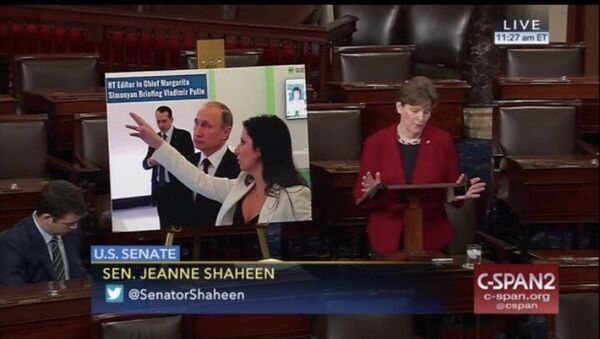 Сенатор от штата Нью-Гемпшир Джин Шахин выступает на слушаниях в сенате США