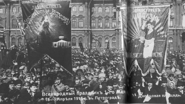 Первомайская демонстрация на Дворцовой площади в Петрограде, 1917 год