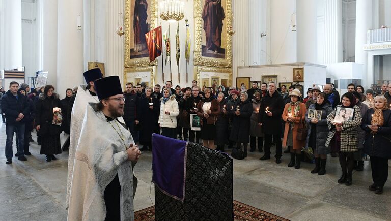 Панихида в Троице-Измайловском соборе Санкт-Петербурга по погибшим при взрыве в метро