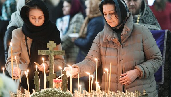 Панихида в Троице-Измайловском соборе Санкт-Петербурга по погибшим при взрыве в метро