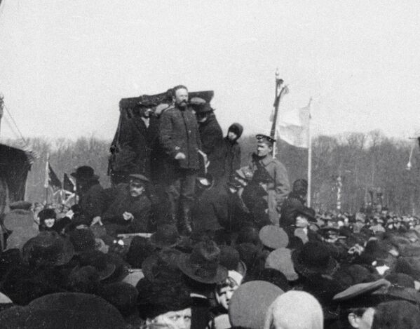 Митинг на Марсовом поле, посвященный международному празднику труда 1 Мая. Петроград. 1917 год