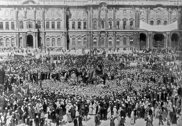 Демонстрация на Дворцовой площади в день празднования 1 Мая 1917 года