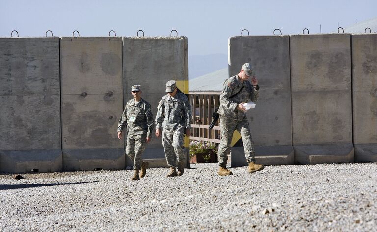 Солдаты на территории Кэмп-Бондстил - основной военной базы американского контингента в составе международной миссии KFOR на территории Косова. 2008 год 