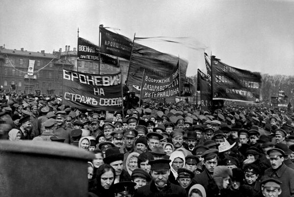 Первомайская демонстрация в Петрограде. 1 мая 1917 года