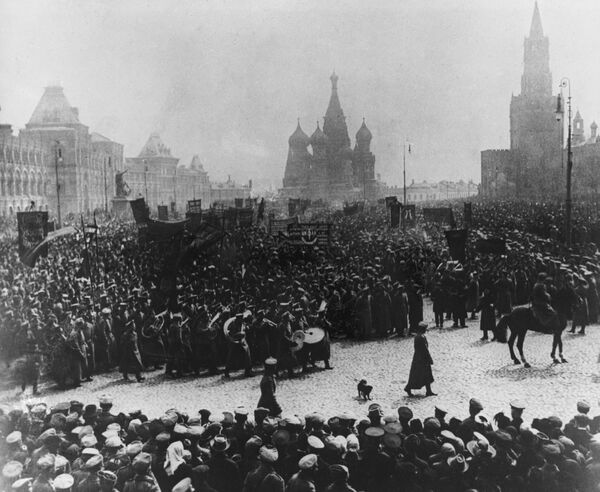 Церемониальный марш-парад солдатских и рабочих организаций на Красной площади в Москве. 1 мая. 1917 год