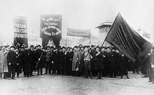 Рабочие Москвы на первомайской демонстрации. 1917 год