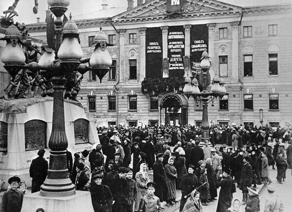 Участники Первомайской демонстрации на Скобелевской площади в Москве. 1917 год