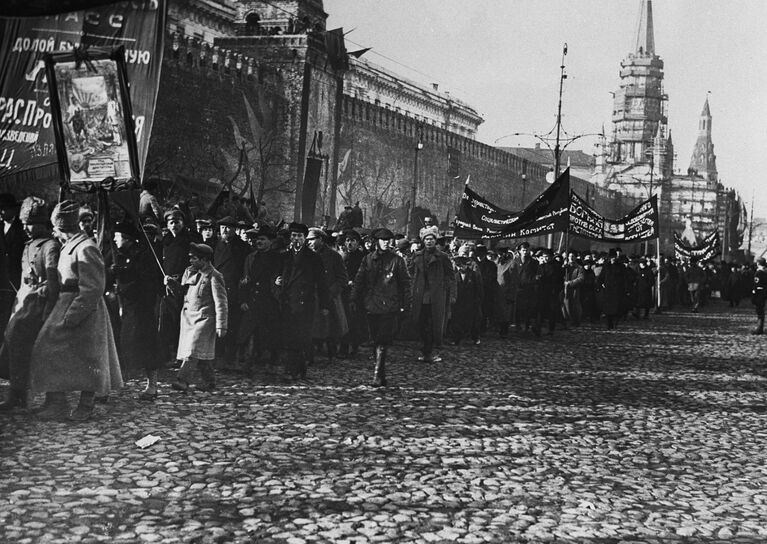 Первомайская демонстрация на Красной площади в Москве. 1917 год