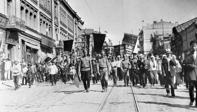 Демонстрация 1 Мая 1917 года во Владивостоке на Светланской улице