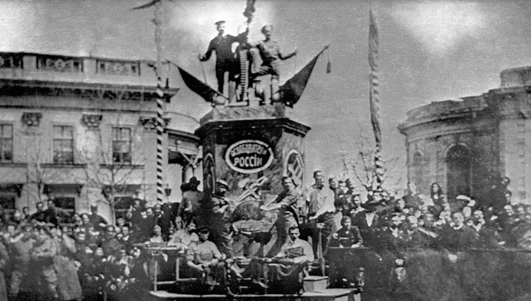Живой памятник труду и революции на Думской площади в Одессе 1 мая 1917 года