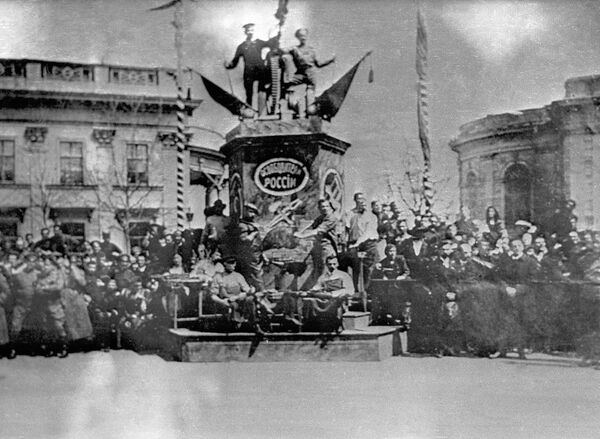 Живой памятник труду и революции на Думской площади в Одессе 1 мая 1917 года