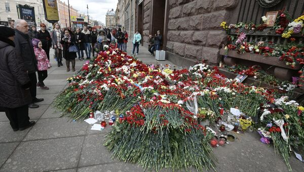 Цветы в память о погибших в результате взрыва в метрополитене Санкт-Петербурга у станции метро Технологический институт
