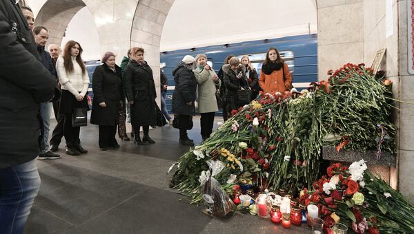 Цветы в память о погибших в результате взрыва в метрополитене Санкт-Петербурга на станции метро Технологический институт. Архивное фото