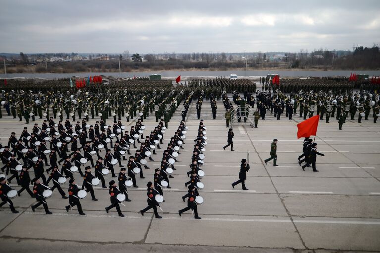 Совместная тренировка пеших парадных расчетов войск Московского гарнизона и механизированной колонны к участию в военном параде на Красной площади 9 мая 2017 года