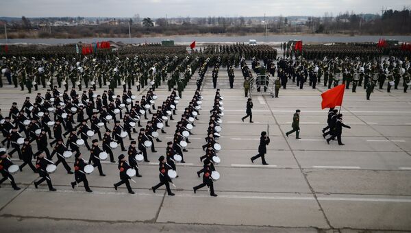 Совместная тренировка пеших парадных расчетов войск Московского гарнизона и механизированной колонны к участию в военном параде на Красной площади 9 мая 2017 года