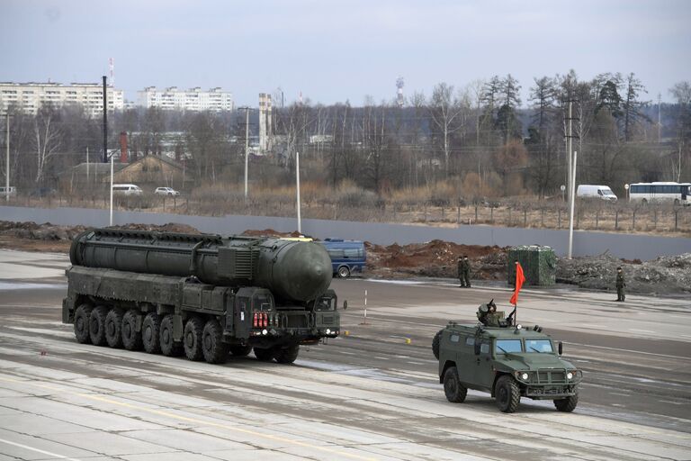 Подвижной грунтовой ракетный комплекс пятого поколения Ярс (слева) и бронеавтомобиль Тигр механизированной колонны Московского гарнизона во время тренировки к военному параду на Красной площади 9 мая 2017 года