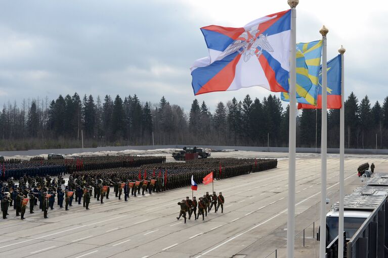 Совместная тренировка пеших парадных расчетов войск Московского гарнизона и механизированной колонны к участию в военном параде на Красной площади 9 мая 2017 года