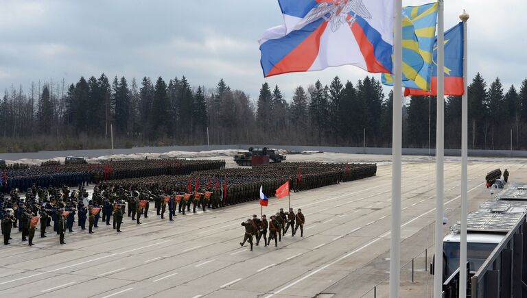 Совместная тренировка пеших парадных расчетов войск Московского гарнизона и механизированной колонны к участию в военном параде на Красной площади 9 мая 2017 года