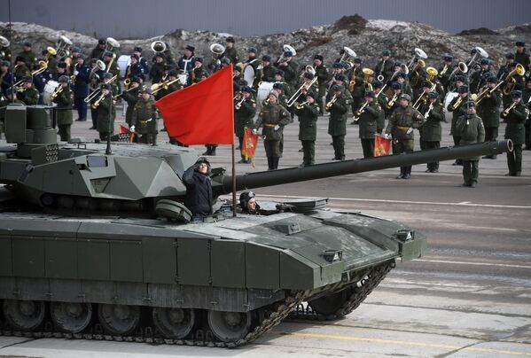 Танк Т-14 Армата механизированной колонны Московского гарнизона во время тренировки к военному параду на Красной площади 9 мая 2017 года