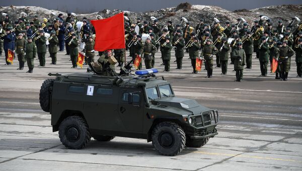 Бронеавтомобиль Тигр механизированной колонны Московского гарнизона во время тренировки к военному параду на Красной площади 9 мая 2017 года