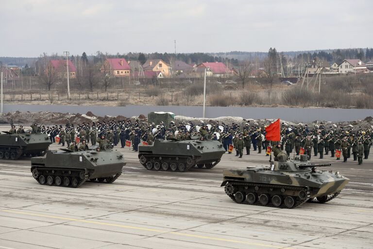 Бронетранспортеры БТР-МДМ Ракушка (на втором плане) и БМД-2 механизированной колонны Московского гарнизона во время тренировки к военному параду на Красной площади 9 мая 2017 года