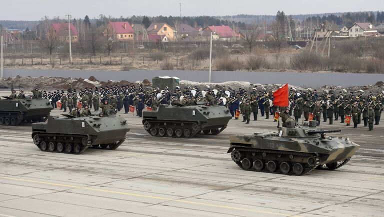 Бронетранспортеры БТР-МДМ Ракушка (на втором плане) и БМД-2 механизированной колонны Московского гарнизона во время тренировки к военному параду на Красной площади 9 мая 2017 года