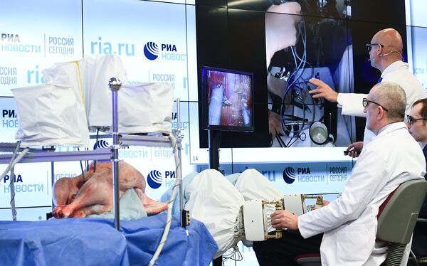 Презентация российского ассистирующего роботохирургического комплекса в МИА Россия сегодня Презентация российского ассистирующего роботохирургического комплекса в МИА Россия сегодня