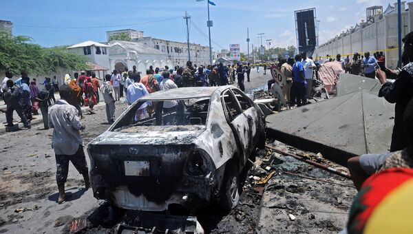 Место взрыва в центре столицы Сомали Могадишо. 5 апреля 2017