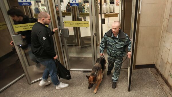 Сотрудник правоохранительных органов с собакой в метро Санкт-Петербурге. Архивное фото