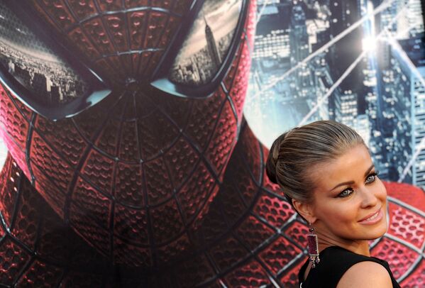 Актриса и певица Кармен Электра прибывает на премьеру фильма Новый Человек-паук