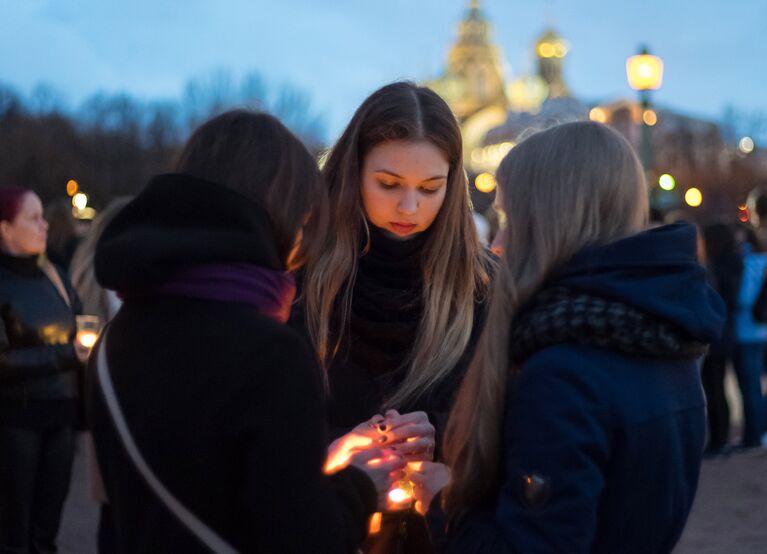 Жители Санкт-Петербурга на Марсовом поле со свечами в память о погибших в результате теракта в метро